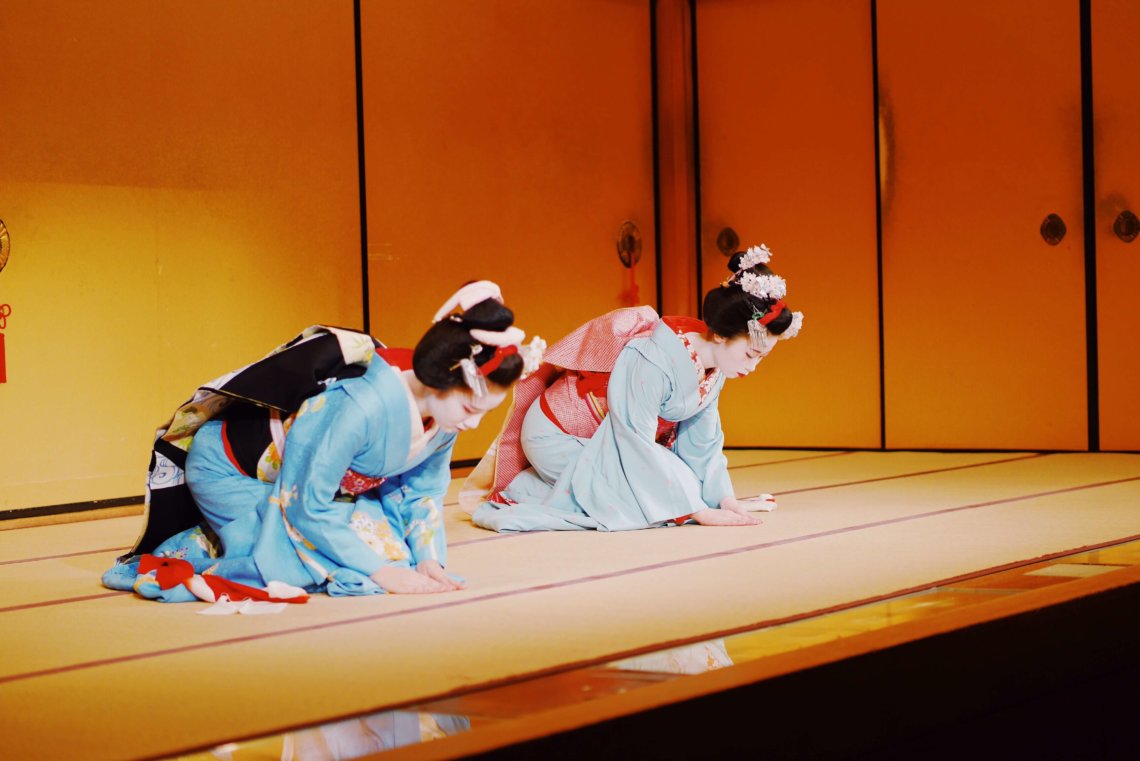 Maiko geiko bowing Kyoto Japan